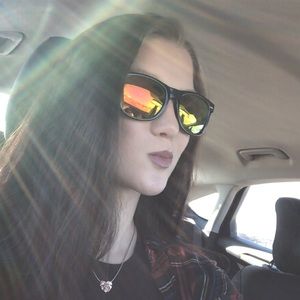 Meet your Posher, Cassandra